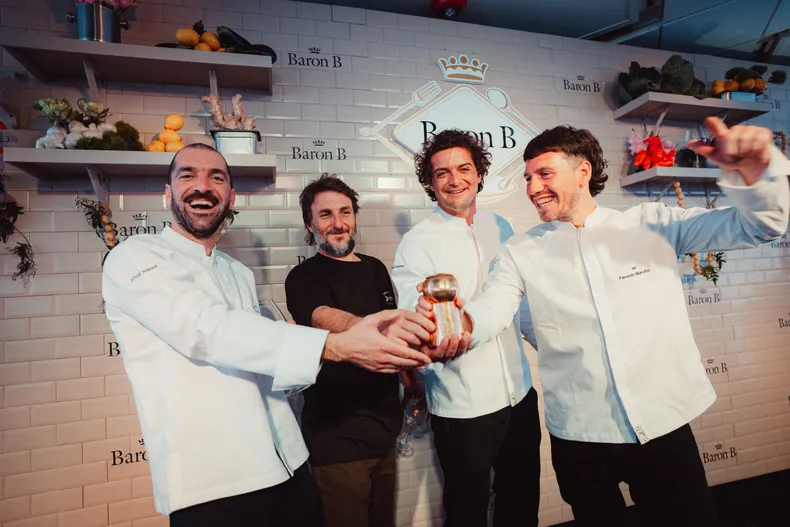 francisco-soldi-pico-villanueva-elio-contreras-y-facundo-maronas-proyecto-pescado-celebrando-su-premio