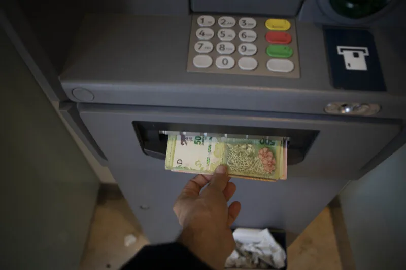 cajero-plata-800x533