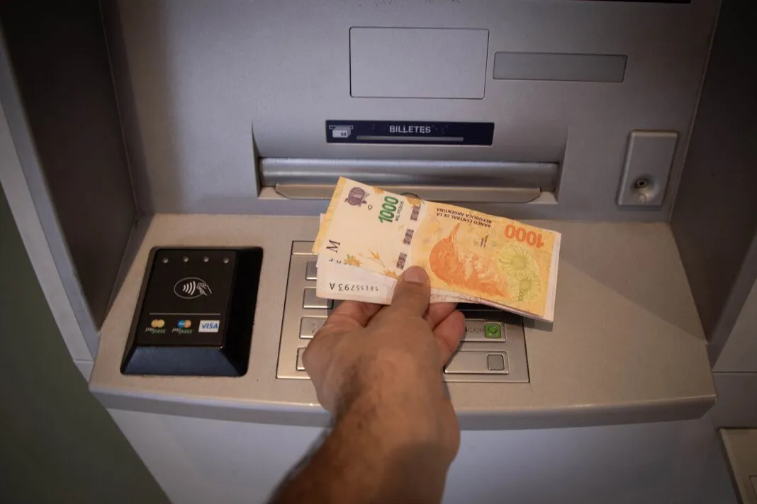pesos-cajero-1068x712