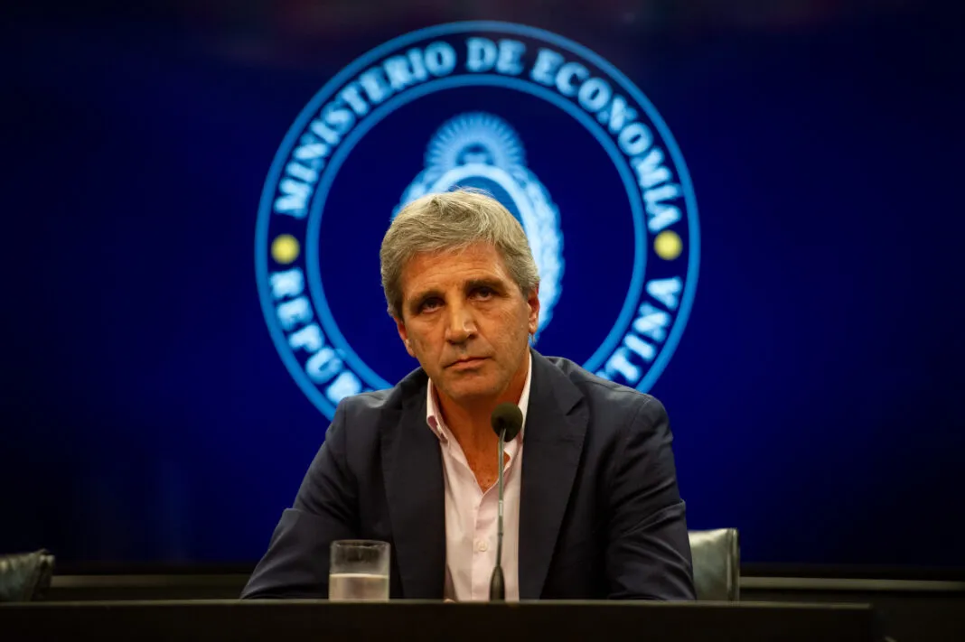 10-01-2024_el_ministro_de_economia_luis-1068x711